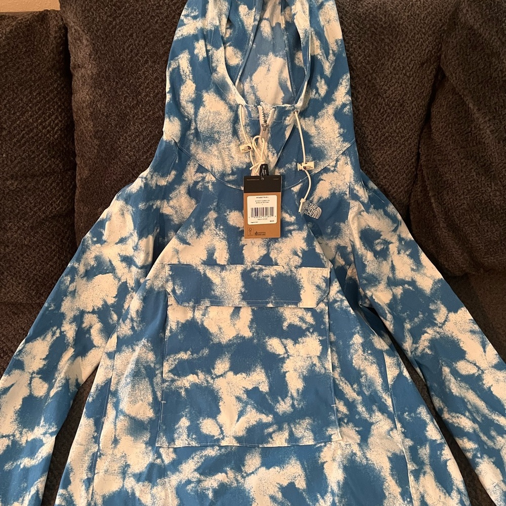 New blue North face pull over